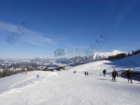 冬天蓝天下的滑雪场