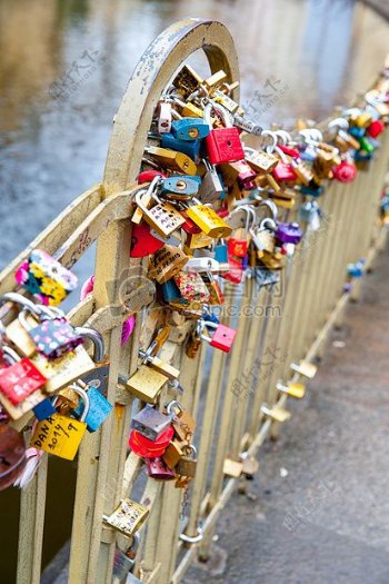 在桥上的爱情锁