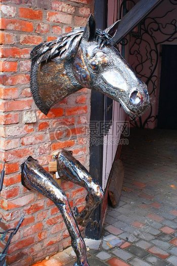 墙上的动物雕塑