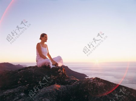山顶上坐着的女人图片