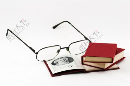 书本眼镜图片