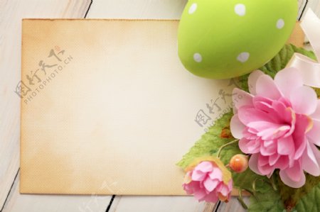 木板上的鲜花和绿色彩蛋图片