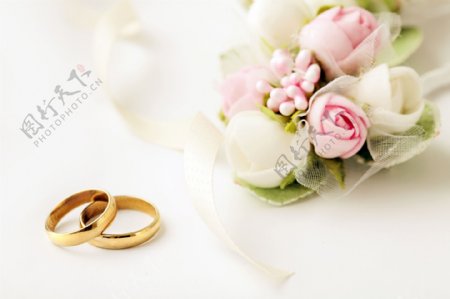 戒指和粉色花束图片