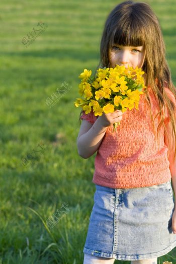 可爱女孩拿着野花图片
