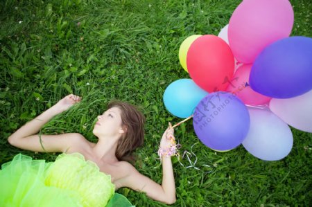 躺在草地上的女孩和气球图片