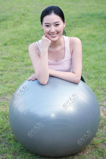 趴在健身球上的瑜伽美女图片图片