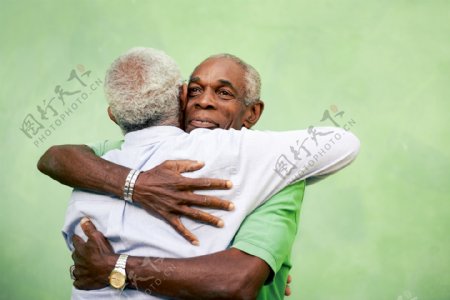 两个人拥抱的图片