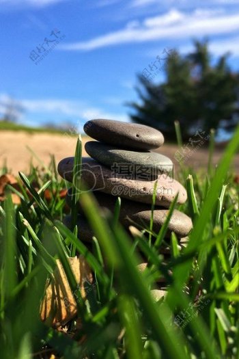 草地上的小石头堆