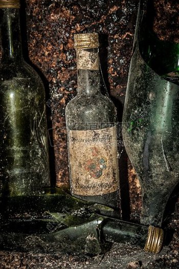 地窖破碎的旧酒瓶