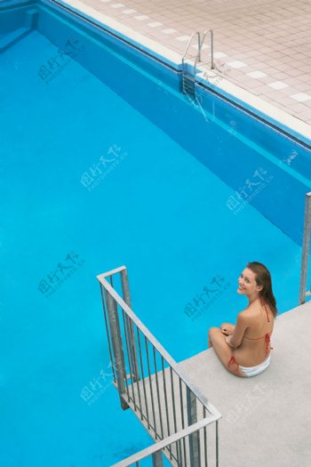 游泳池与比基尼美女图片