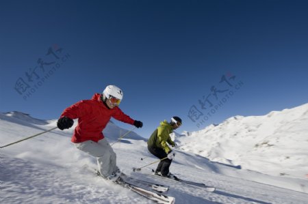 正在滑雪的人物图片