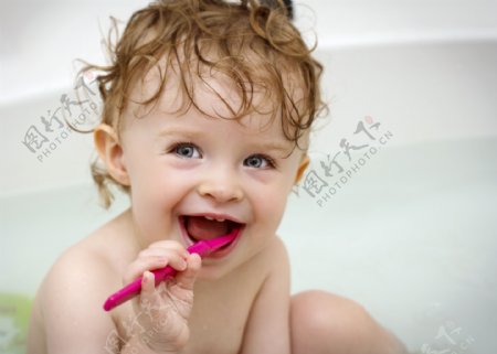 在刷牙的小孩图片