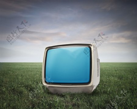 草地上的旧电视图片