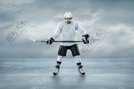 冰面上的冰球运动员图片