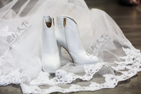 白色婚纱和高跟鞋图片