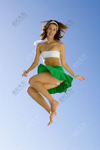 跳跃的性感美女图片