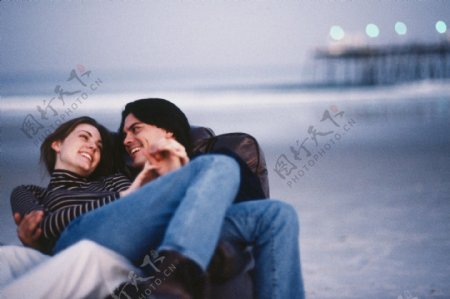 海滩上拥抱的情侣图片