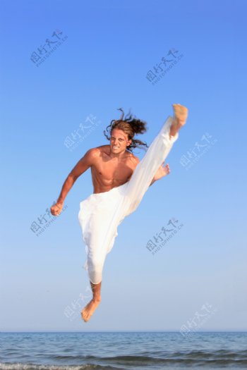 海面上跳卡波卫勒舞的人图片