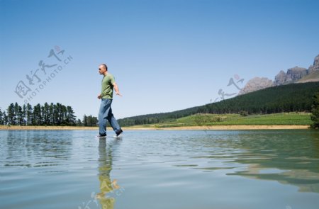 水面上行走的男人图片