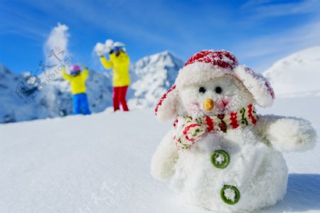 雪地上可爱的雪人图片