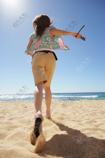 沙滩上玩耍的美女图片