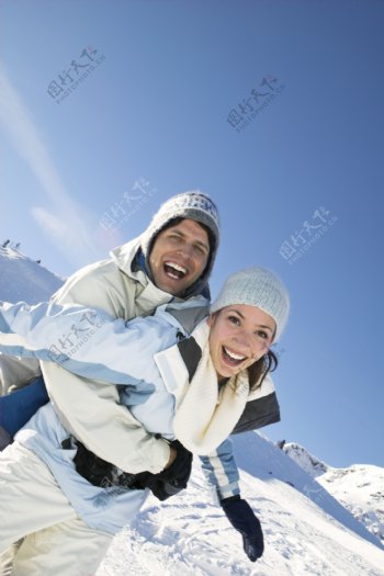雪地里抱着的情侣图片