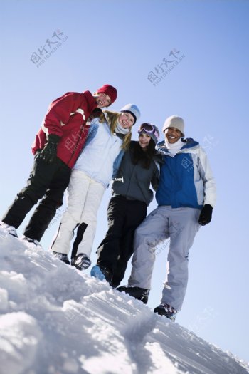 雪地上快乐的外国年轻人图片