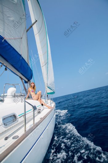 海面上行驶的帆船游艇高清图片10