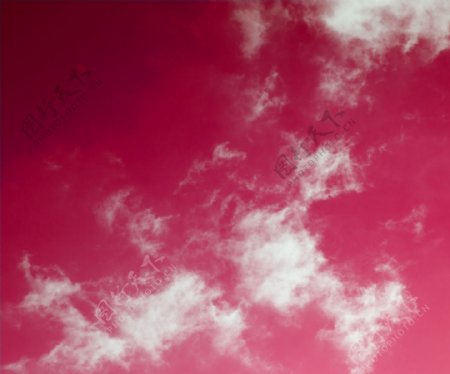 粉红色的天空下的云