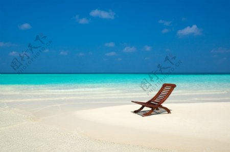 沙滩上的躺椅图片