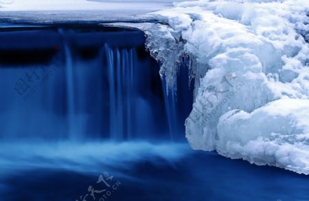 冰层融化的背景图片