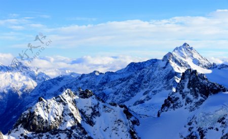 唯美阿尔卑斯雪山图片