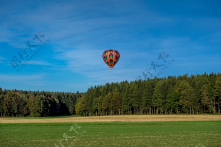 空中飞翔热气球图片