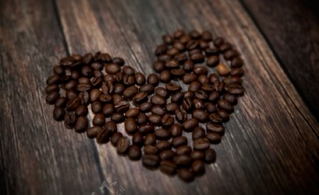 爱心咖啡豆与木板背景图片