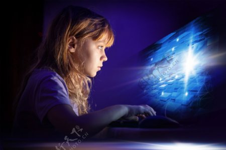 在晚上玩耍电脑的女孩图片