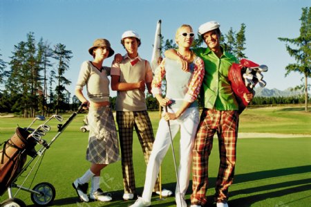 高尔夫球场上的时尚男女图片