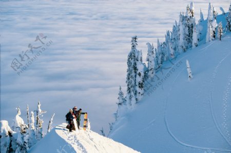 雪山的滑雪运动员高清图片