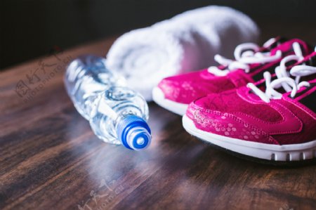水瓶与跑鞋图片