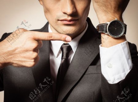 手指手表的商务男人图片