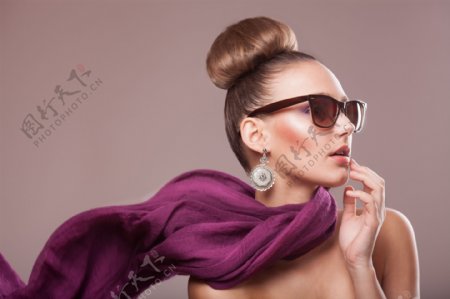 紫色围巾墨镜美女图片
