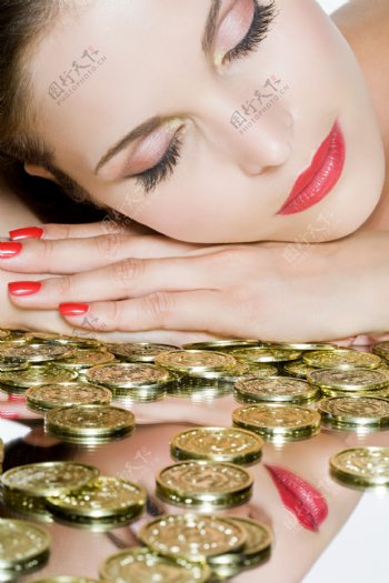 睡在钱币中的女人图片