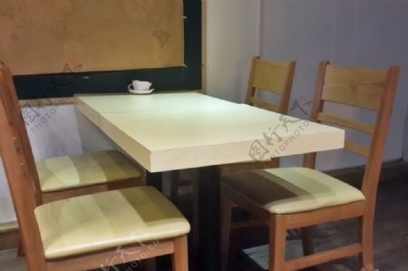 简约咖啡厅餐桌椅图片