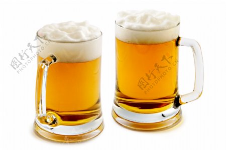 两杯啤酒图片