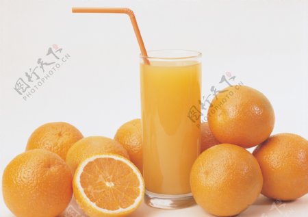 一杯橙汁和很多橙子图片