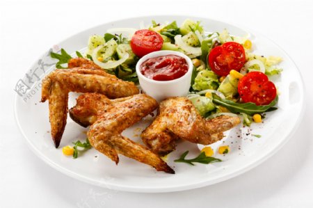 鸡翅与蔬菜沙拉图片