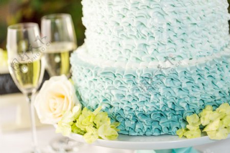 蓝色婚礼蛋糕与花朵图片
