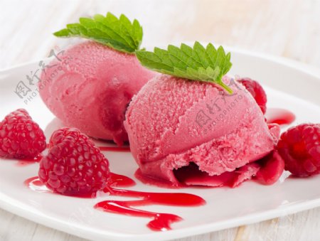 树莓冰淇淋美味图片