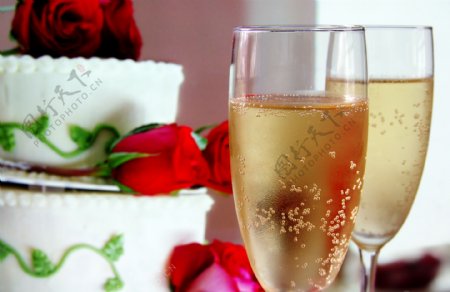 香槟酒和豪华婚礼蛋糕图片