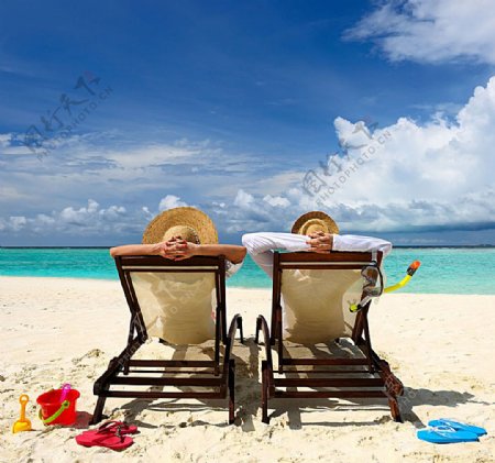 沙滩躺椅上休息的情侣