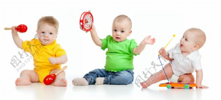 一起玩玩具的三个孩子图片